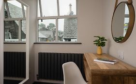 Spacious - Contemporary 2Br Apartment - Central Ambleside - Parking